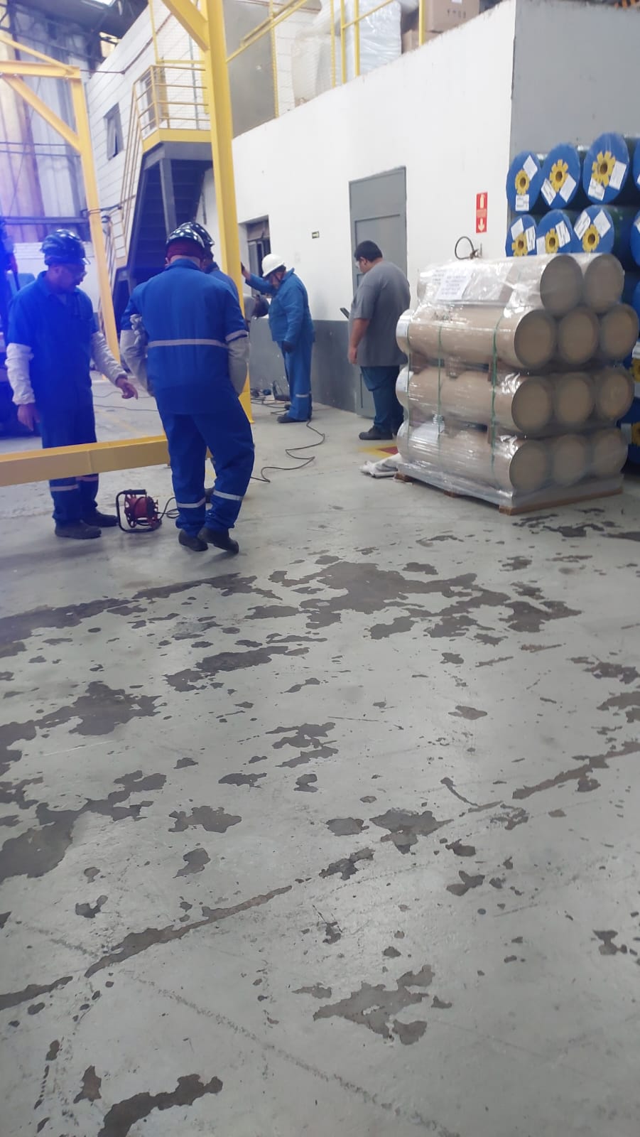 Equipe VK em operação industrial